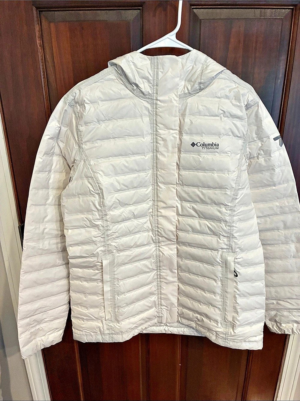 Columbia Titanium Puffer Jacket in White Size Large Like New